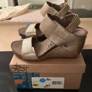 OTBT trailblazer gold wedge shoe in a 6.5